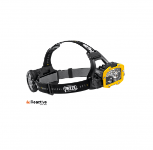 Die Stirnlampe Petzl DUO RL mit gelb umrandetem Licht und „Reactive Lighting“-Technologie wird mit einem verstellbaren schwarzen Band geliefert. Auf weißem Hintergrund präsentiert, unterstreicht sie ihr schlichtes und funktionales Design.