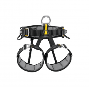 Wir stellen den Auffanggurt Petzl Falcon vor, einen schwarzen Klettergurt mit silbernen Schnallen, gelben Akzenten und zwei gepolsterten Beinschlaufen, der speziell für die Sicherheit beim Klettern entwickelt wurde.