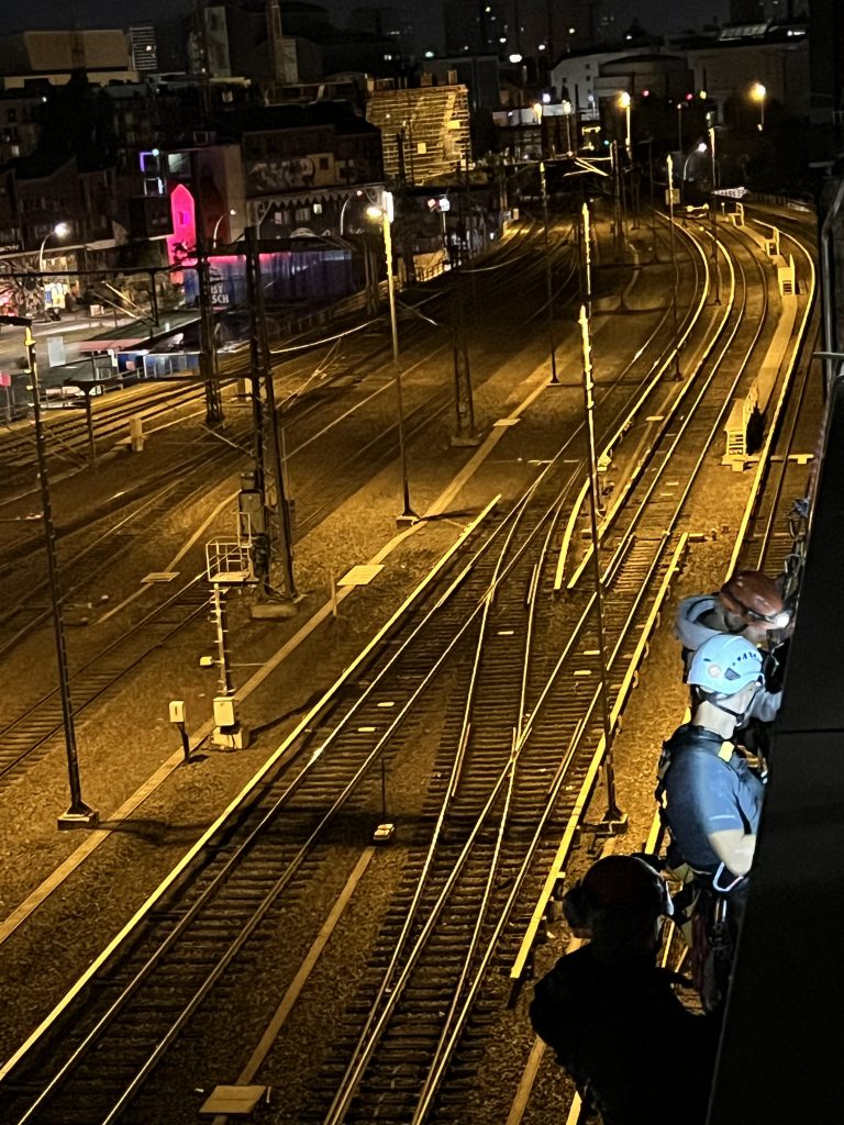 Beleuchtete Gleisanlage bei Nacht von oben während des Stirnlampentests