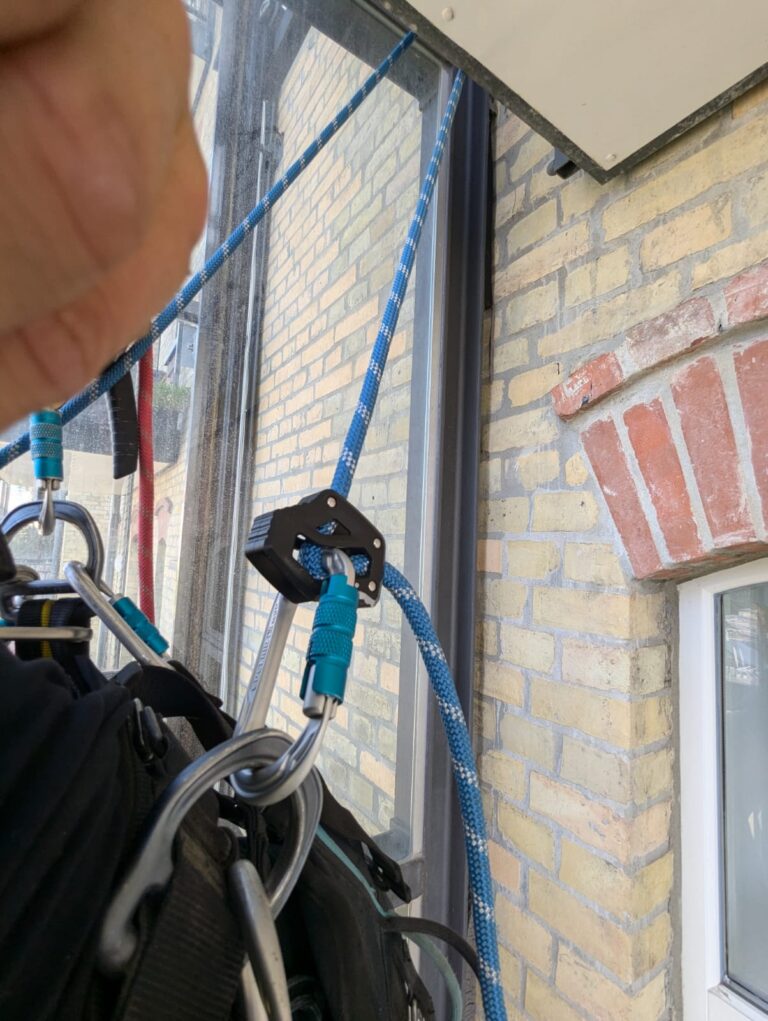 Edelrid Switch Pro Adjust im Einsatz an einer Backsteinfassade