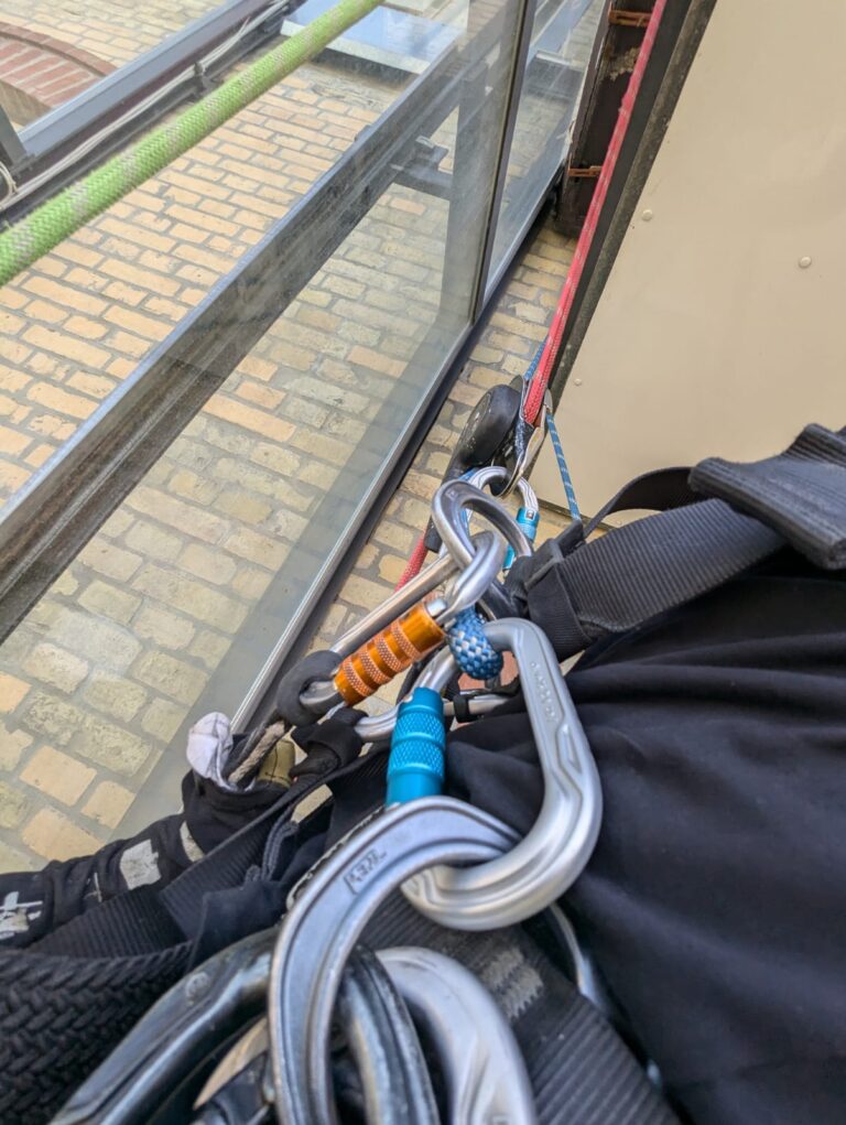 Ausrüstung mit Switch Pro Adjust am Gurt eines Industriekletterers