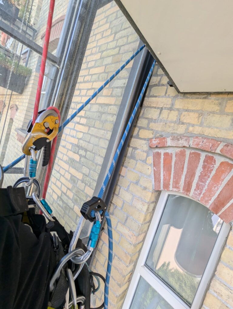 Edelrid Switch Pro Adjust beim Arbeiten am Fenster in Seilzugangstechnik