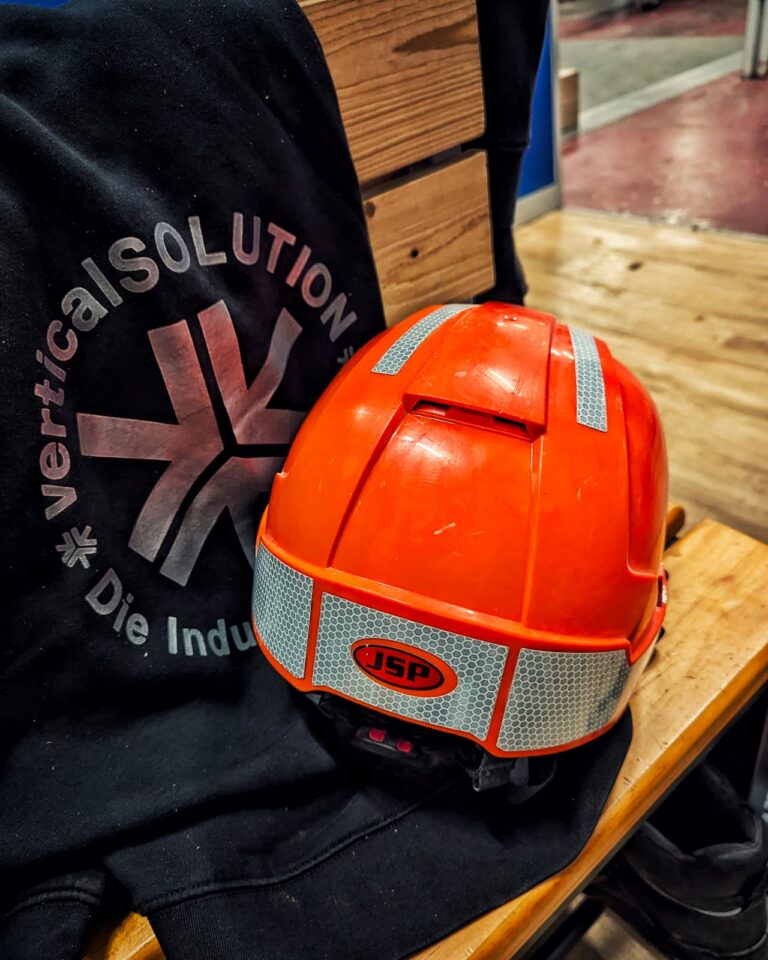 JSP Evo VISTAlens Schutzhelm in Orange auf einer verticalSOLUTION-Jacke
