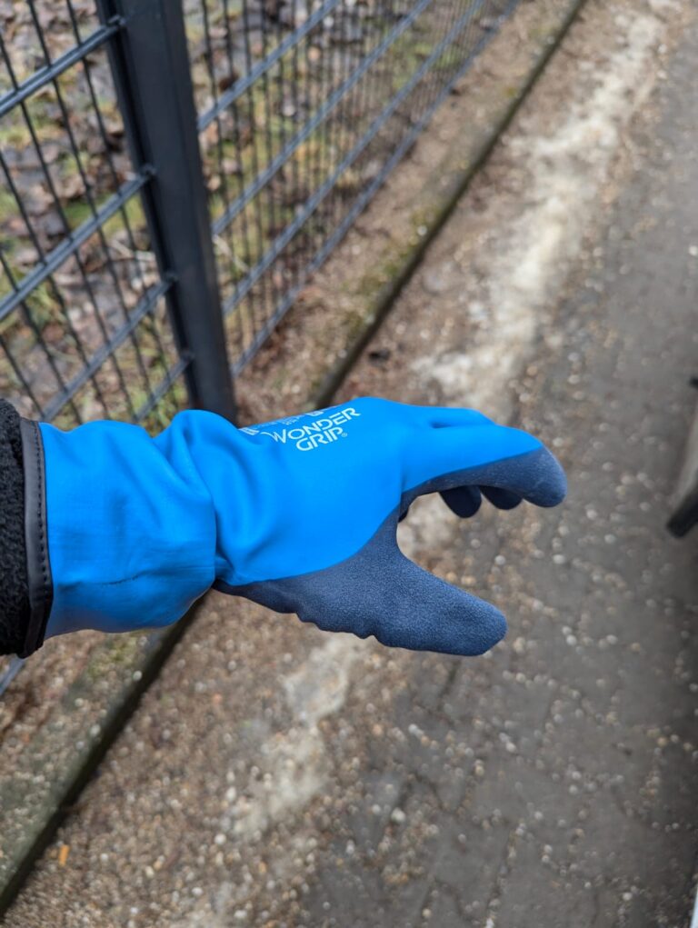 Wonder Grip Aqua Guard beim Greifen an einer nassen Betonkante
