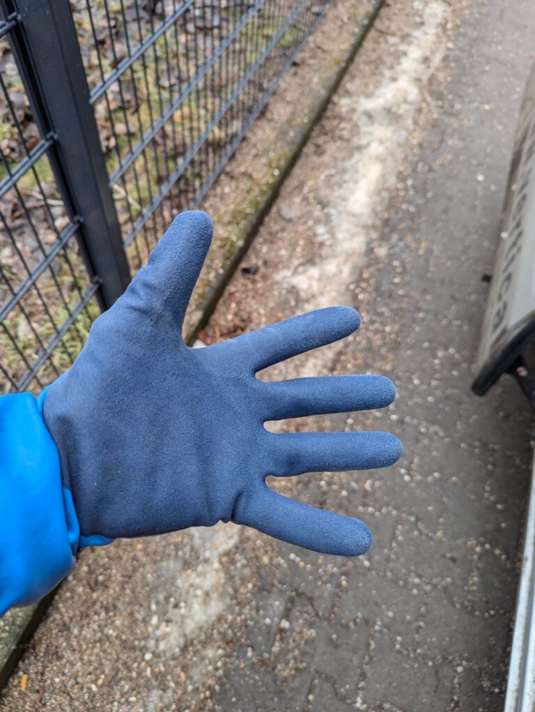 Behandschuhte Hand zeigt die griffige Beschichtung des Aqua Guard