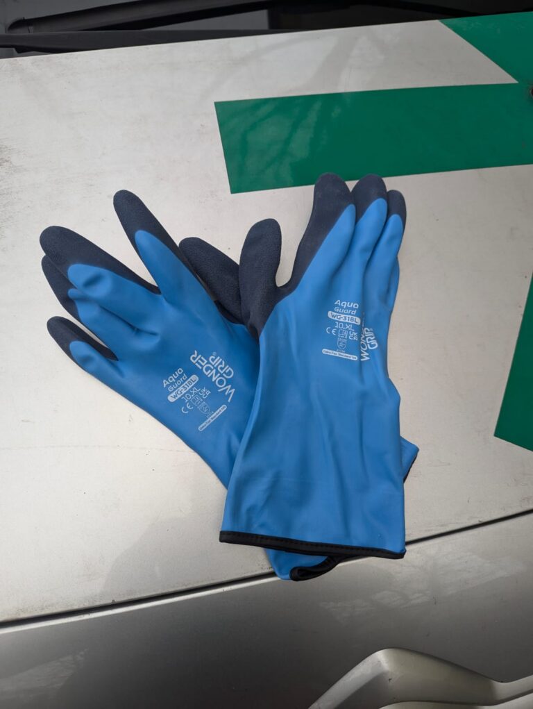 Blaue Wonder Grip Aqua Guard Handschuhe auf der Ladefläche im Praxistest