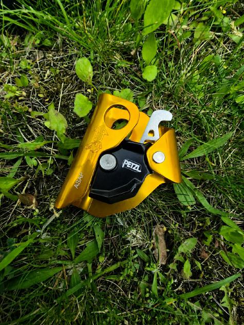Petzl ASAP mitlaufendes Auffanggerät im Gras vor dem Praxistest