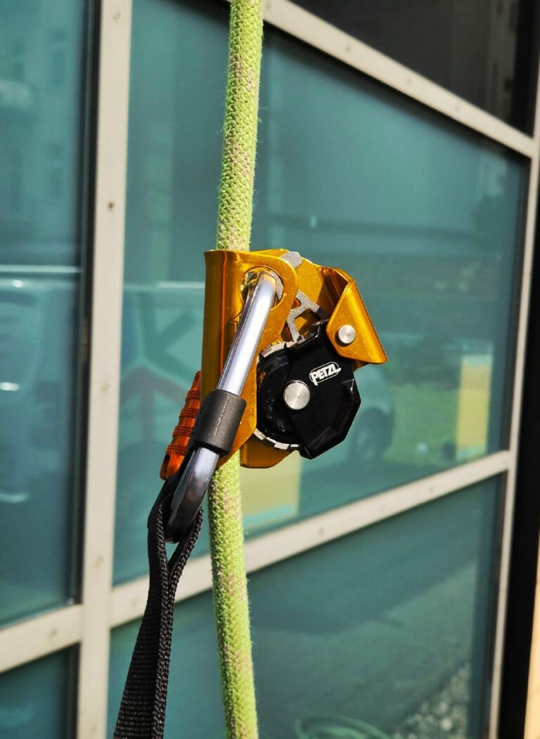 Petzl ASAP am Sicherungsseil im Einsatz vor einer Glasfassade