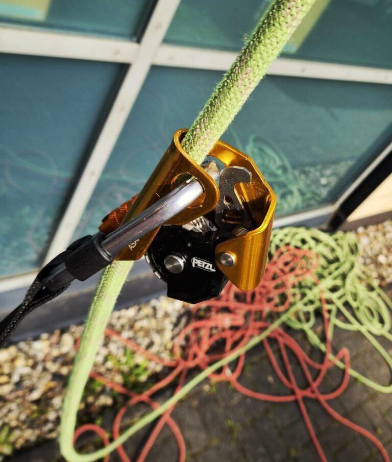 Detail des Petzl ASAP am Sicherungsseil während der Höhenarbeit