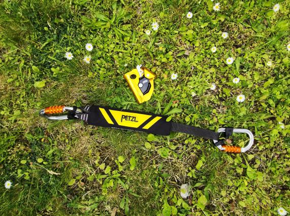 Petzl ASAP mit ASAP'SORBER komplett aufgebaut auf der Wiese